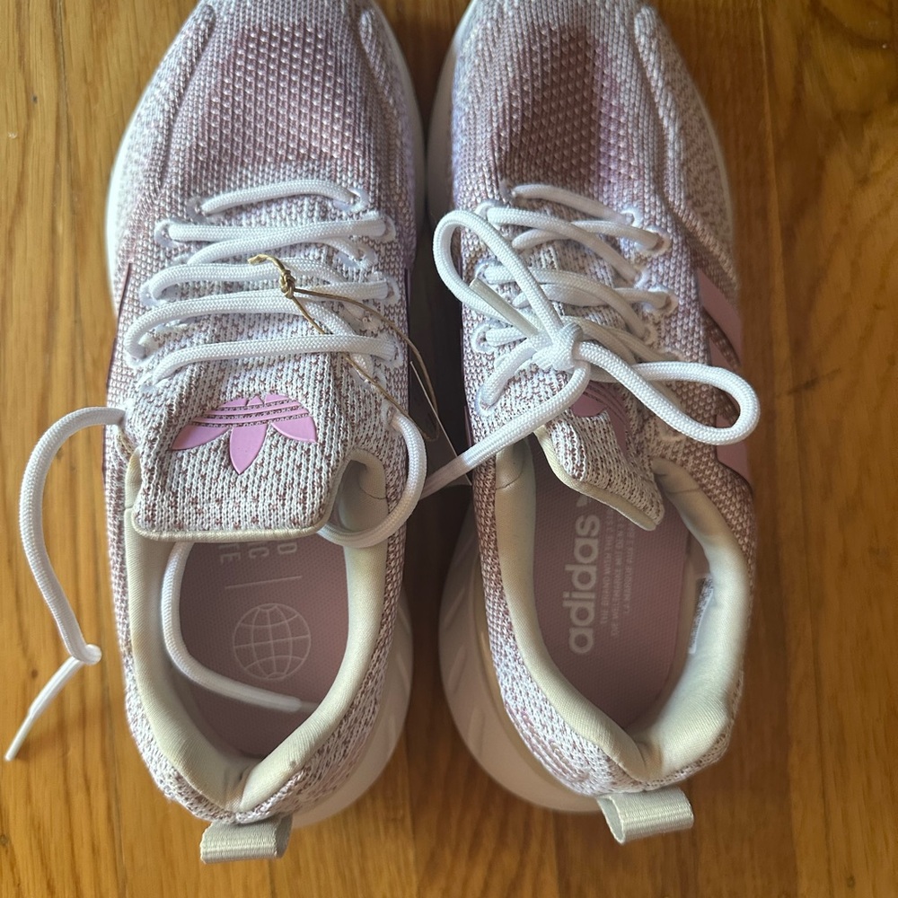 Adidas Swift Run 22 W in Pink and white WOMENS US 9 BRAND NEW WITH TAGS